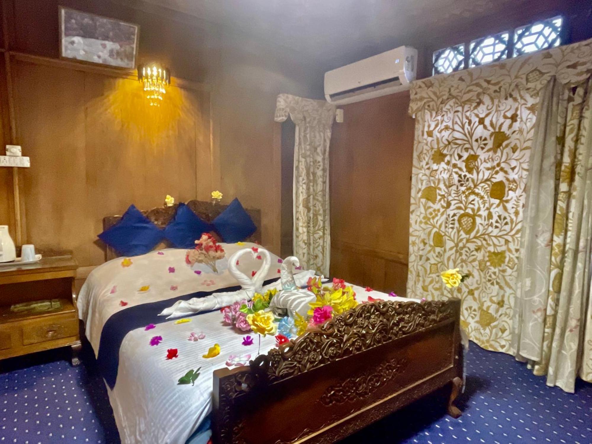 New Sea Palace Houseboats Srinagar  Luaran gambar